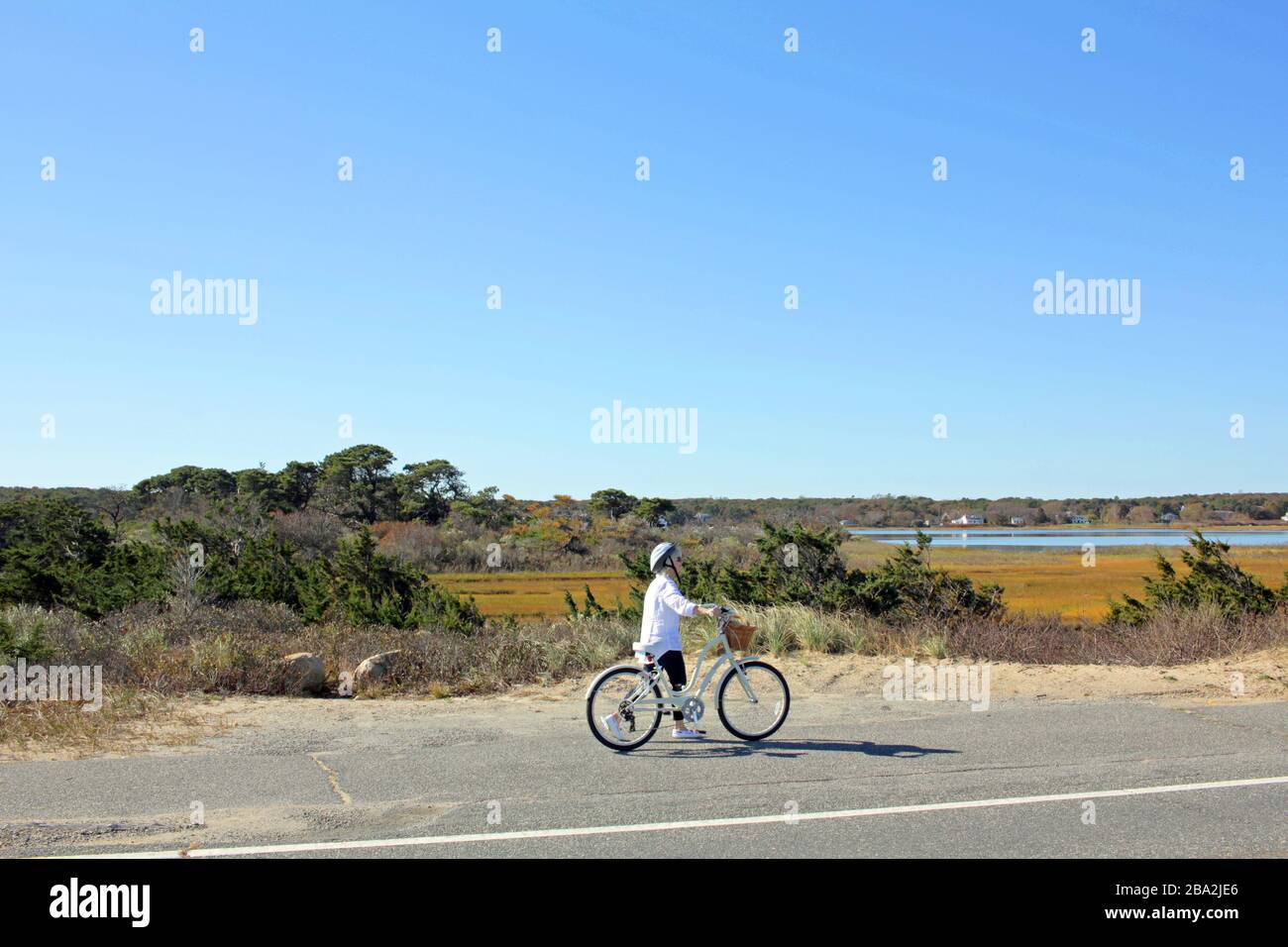 Cycliste marchant son vélo sur Martha’s Vineyard, Massachusetts, États-Unis Banque D'Images