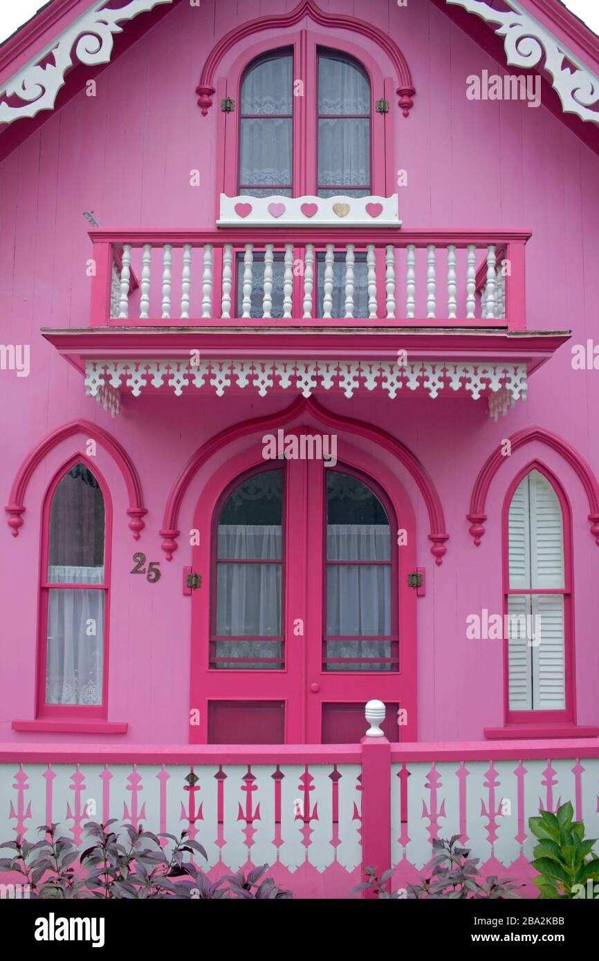 Cottage de pain d'épices rose, Oak Bluffs, Martha's Vineyrad, Massachusetts, États-Unis Banque D'Images