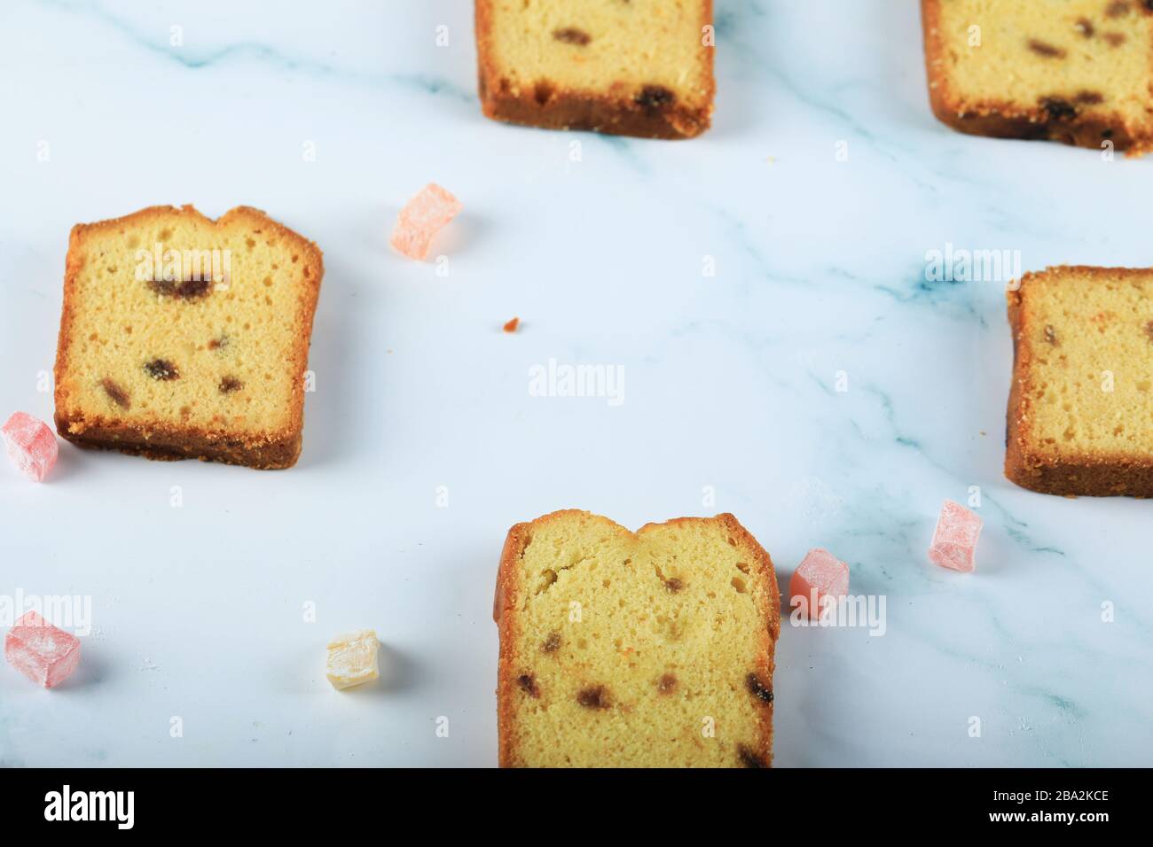 Tarte en tranches avec sultana sur le marbre bleu avec bonbons turcs autour Banque D'Images