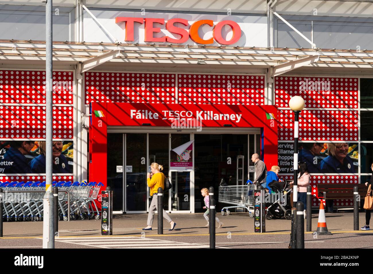 Les clients de Tesco superstockent une entrée rouge vif inhabituelle et un magasin dans le centre commercial Deerpark, Killarney, comté de Kerry, Irlande Banque D'Images