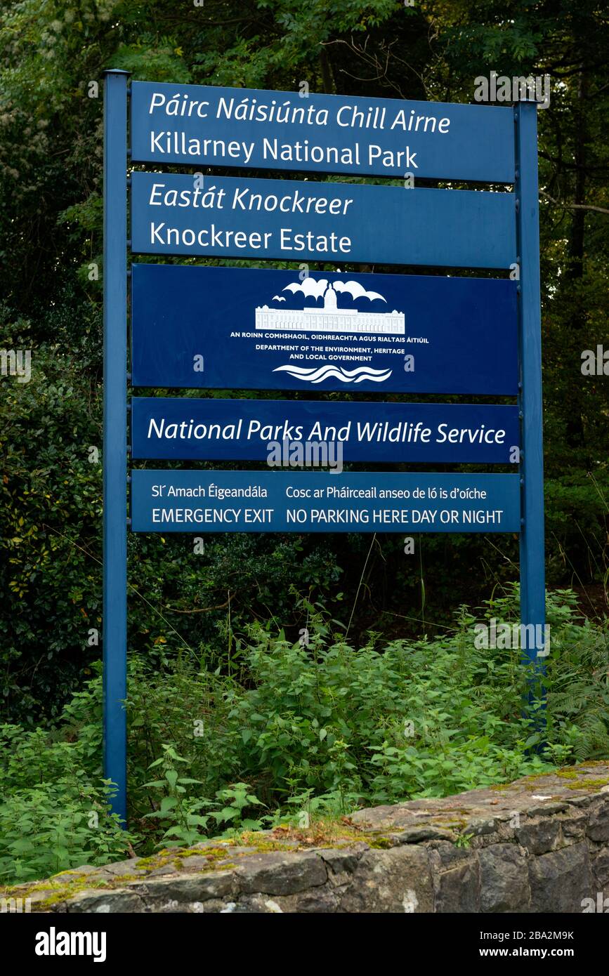 Panneau du parc national de Killarney à l'entrée du parc Knockreer Estate à Killarney, comté de Kerry, Irlande Banque D'Images