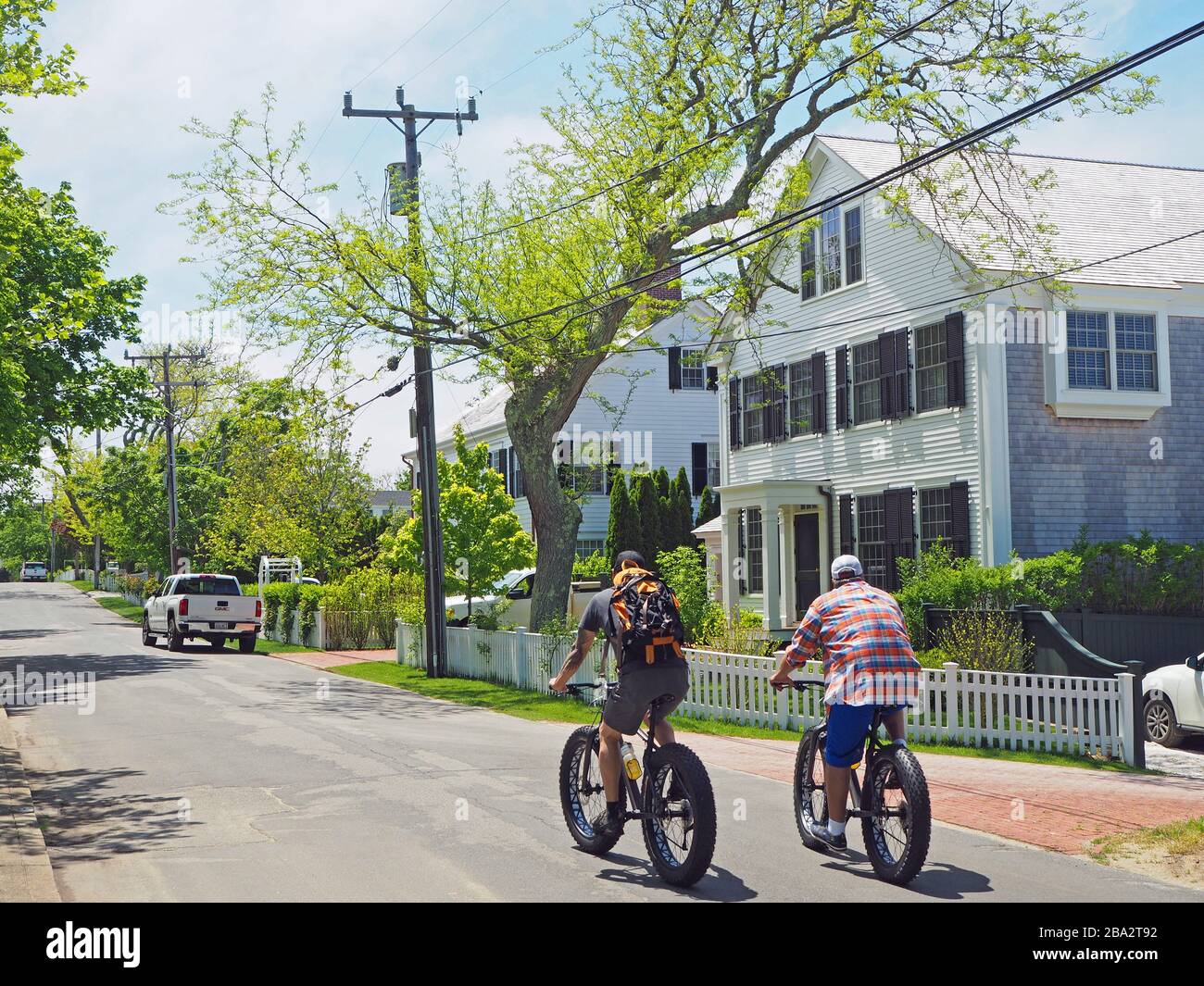 Deux hommes à vélo, Martha’s Vineyard, Massachusetts, États-Unis Banque D'Images
