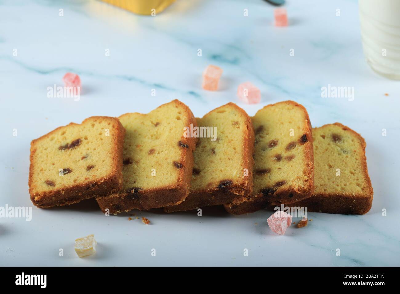 Tarte en tranches avec sultana sur le marbre bleu Banque D'Images