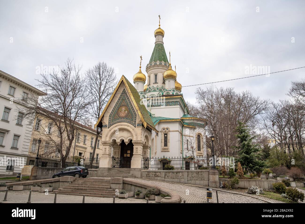 Sofie - 5 mars 2020: rue de la capitale bulgare. Église orthodoxe de St. Nicolas Banque D'Images