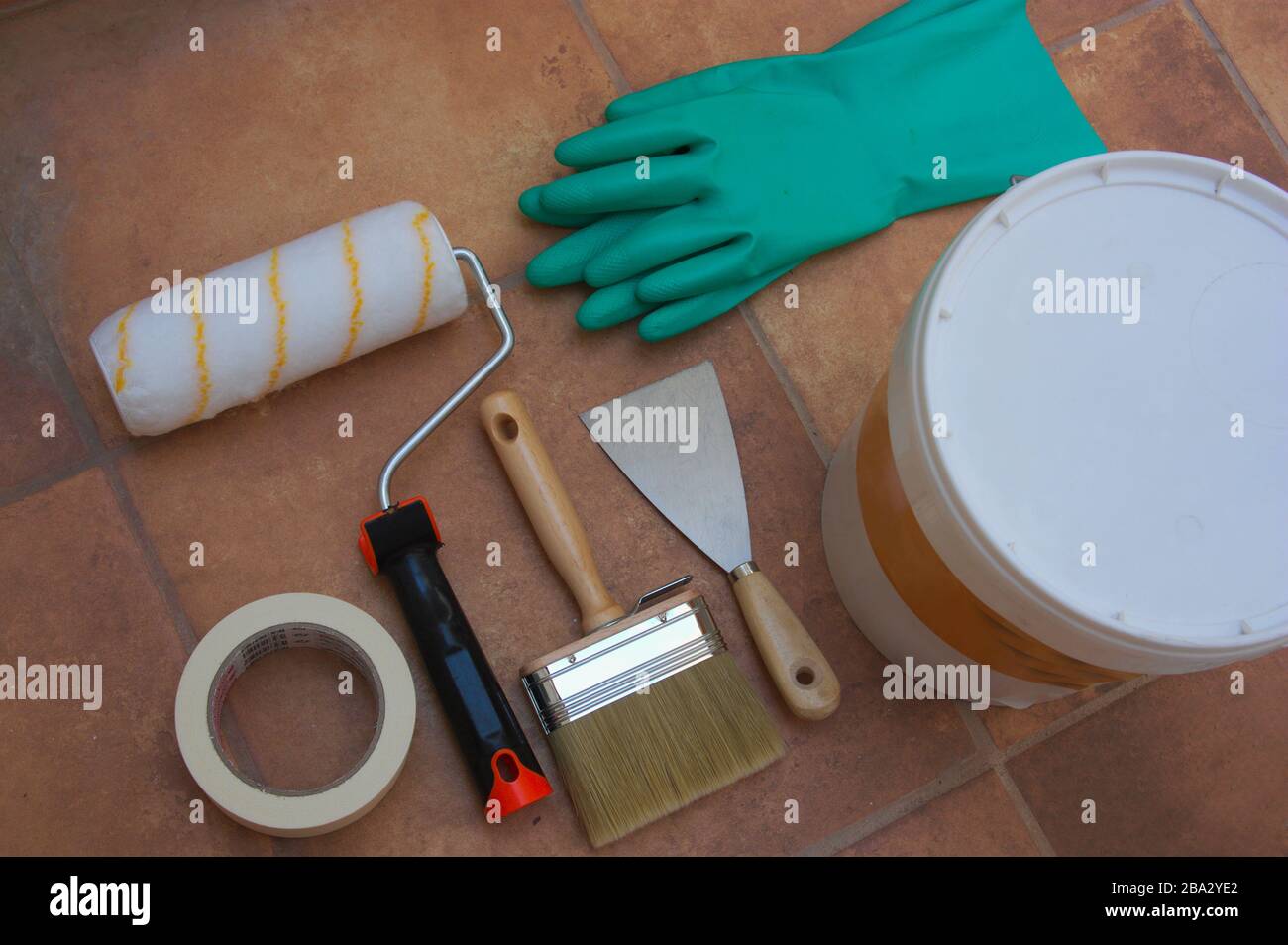 Couche plate d'éléments liés à la peinture et à la décoration de la maison, tels qu'une brosse, un pot de peinture, des gants, un boucleur, une palette et du ruban corporel Banque D'Images