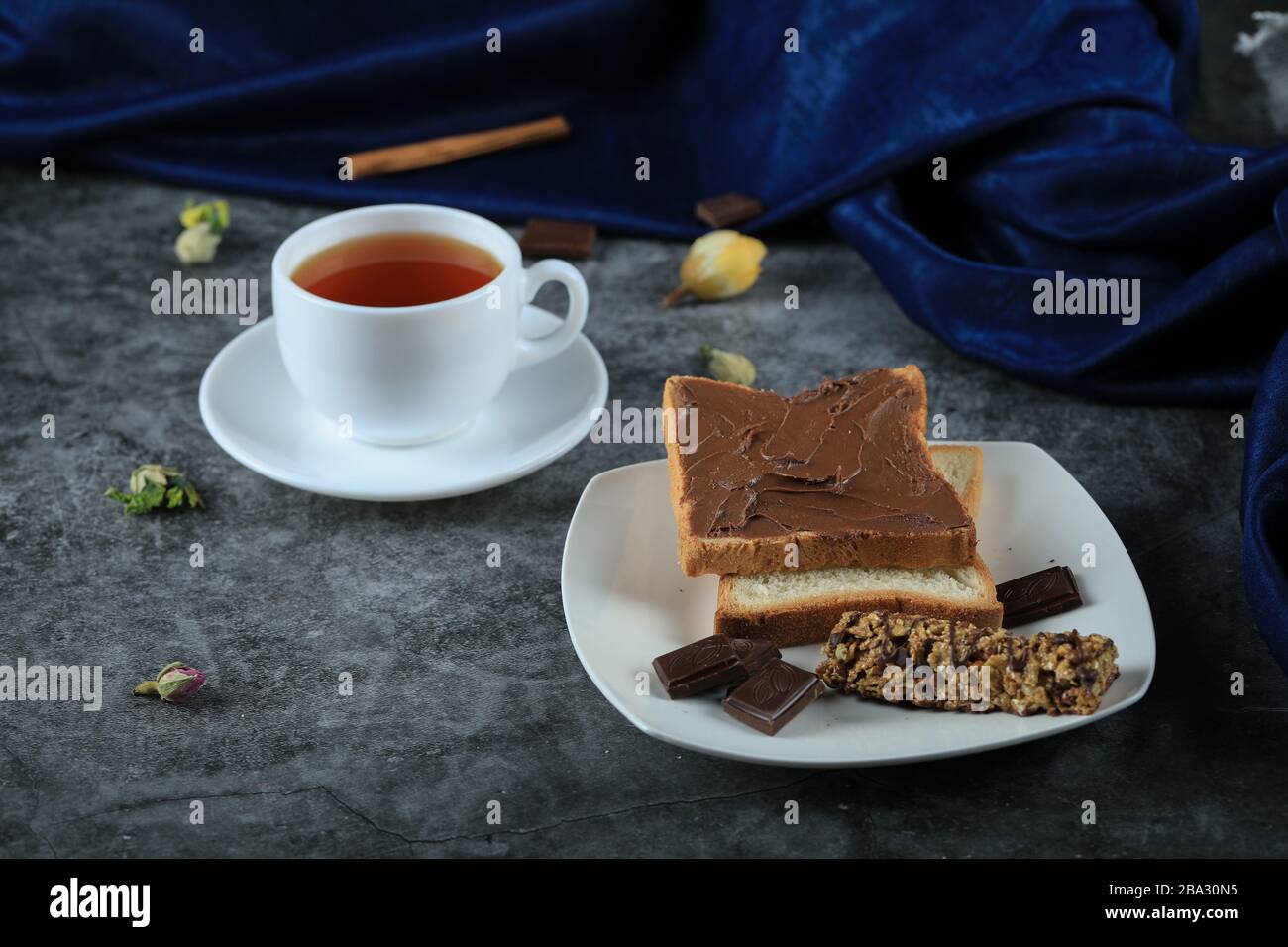 Une tasse de thé blanc avec pain grillé au chocolat sur le marbre Banque D'Images