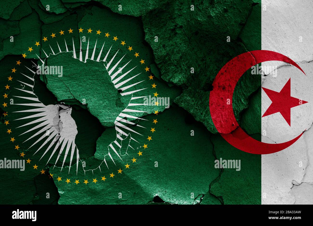 Drapeaux de l'Union africaine et de l'Algérie peints sur un mur fissuré Banque D'Images