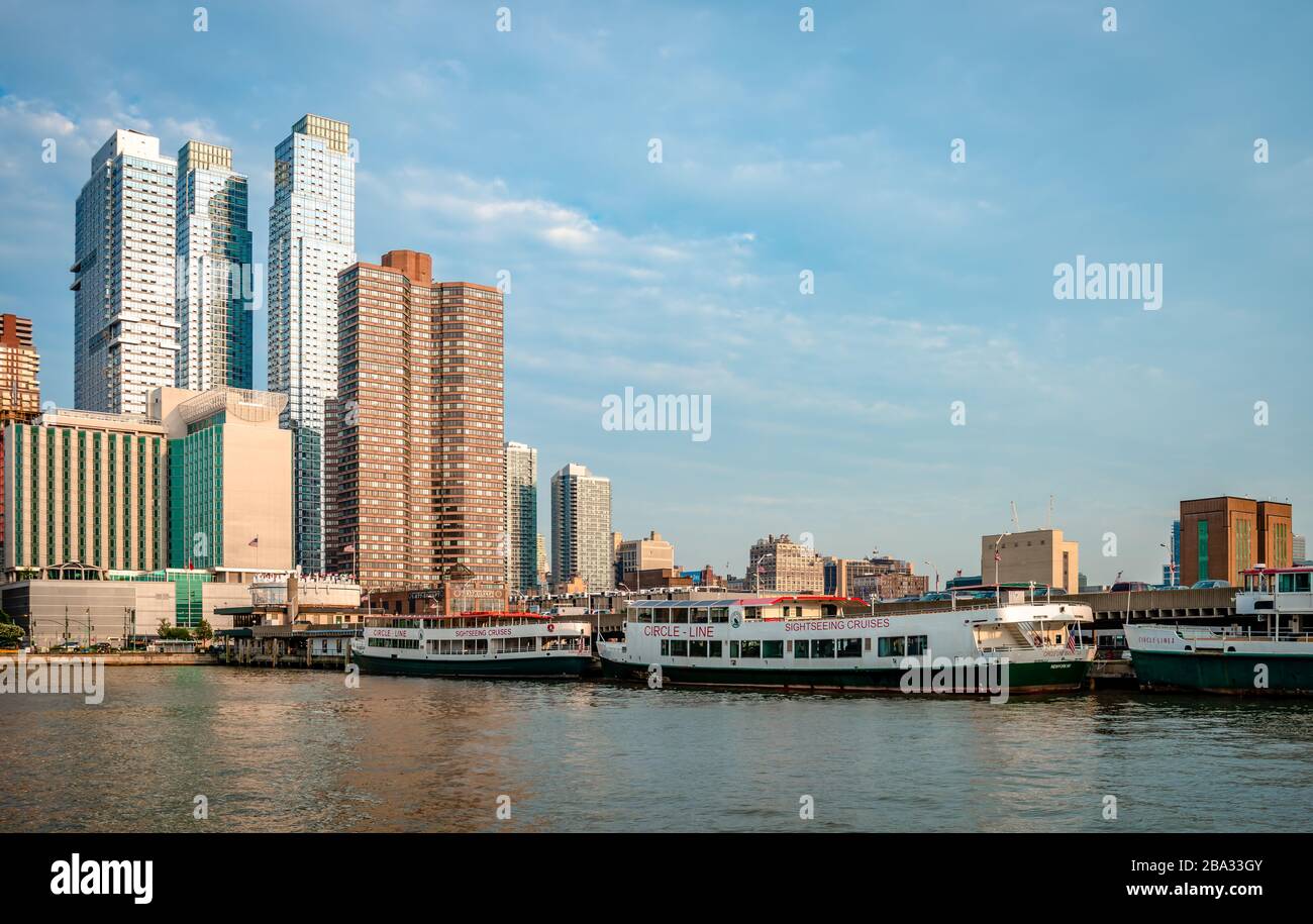 New York City, NY / USA - 14 juillet 2014 : la rivière Hudson et le centre-ville ouest de Manhattan. Banque D'Images