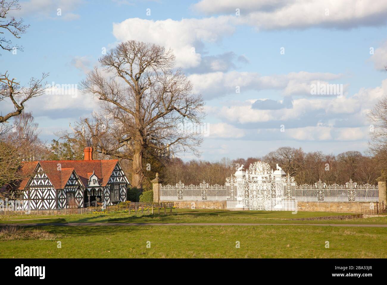 Les portes de fer et la maison de porte de la propriété National Trust du Château de Chirk à Chirk dans le nord du Pays de Galles Banque D'Images