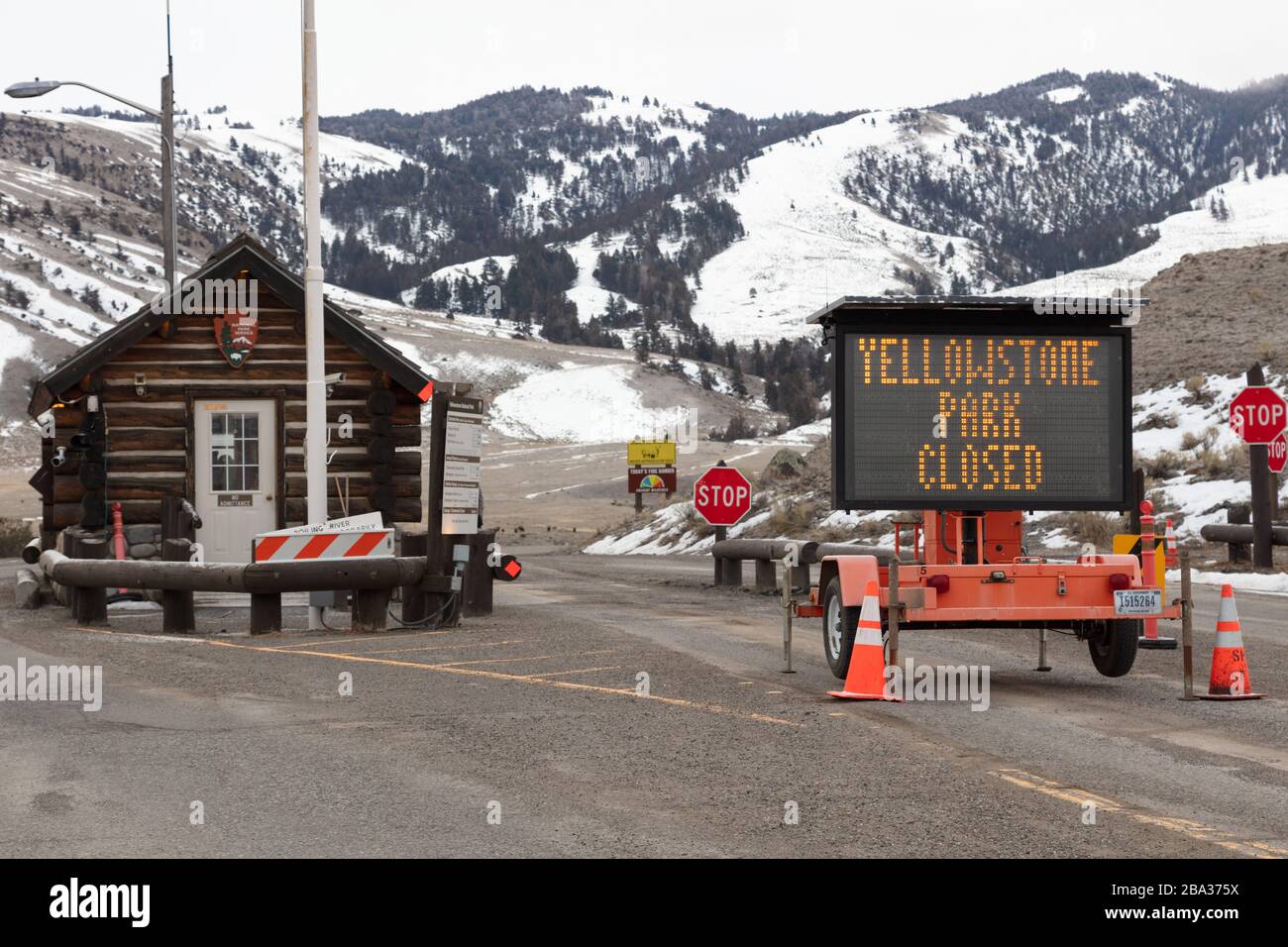 Gardiner, États-Unis. 25 mars 2020. Signe à l'entrée nord du parc national de Yellowstone annonçant la fermeture à la suite de la pandémie de coronavirus COVID-19 le 25 mars 2020 à Gardiner, Montana. Crédit : Jacob W. Frank/NPS/Alay Live News Banque D'Images