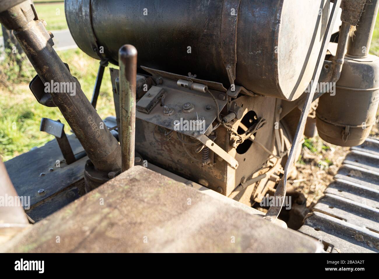 Ancien et ancien famo catapillar travaillant avec une charrue dans les champs, montrant comment l'agriculture a été faite il y a de nombreuses années. Banque D'Images