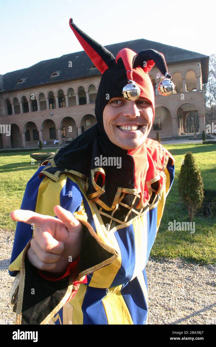 L'idiot royal. Recréation de la scène du Moyen âge au Palais de Mogosoaia, Roumanie. Banque D'Images