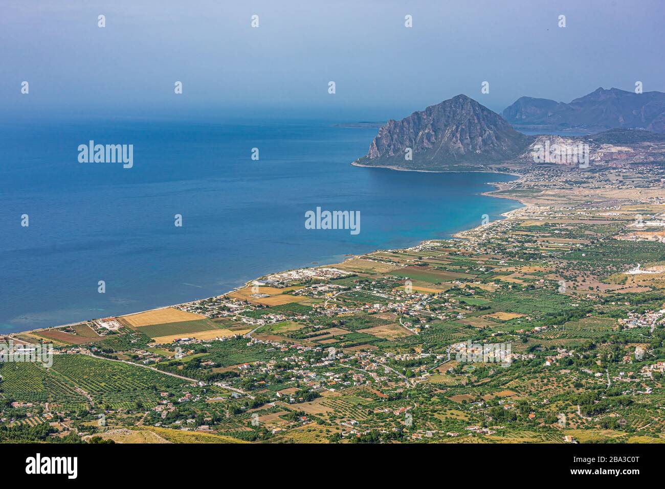 Vue sur la côte sicilienne et le parc du Mont Cofano, pris du château de Pepoli au sommet d'Erice Banque D'Images