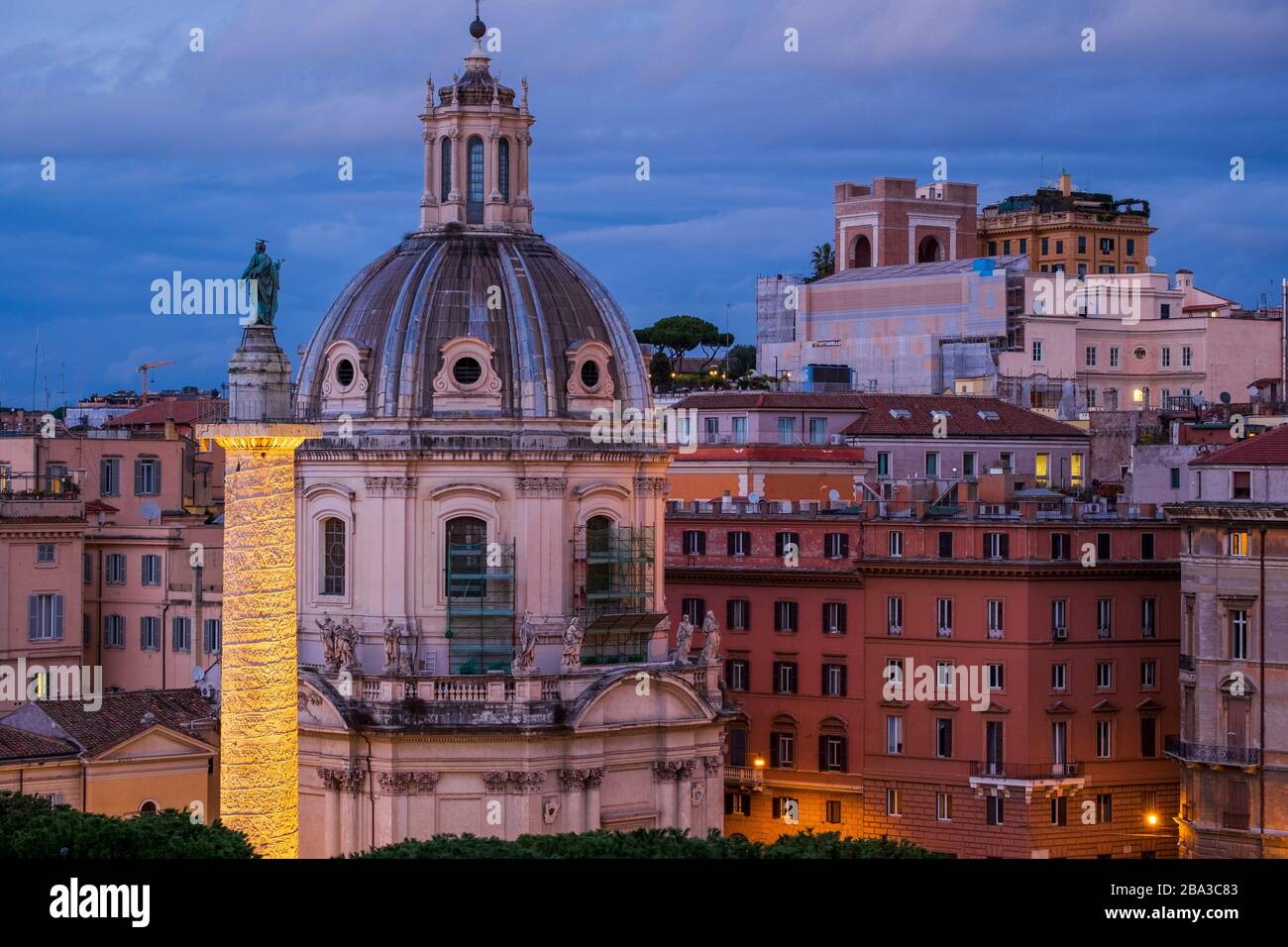 Vue de la colonne de Trajan éclairée. Rome, Italie Banque D'Images