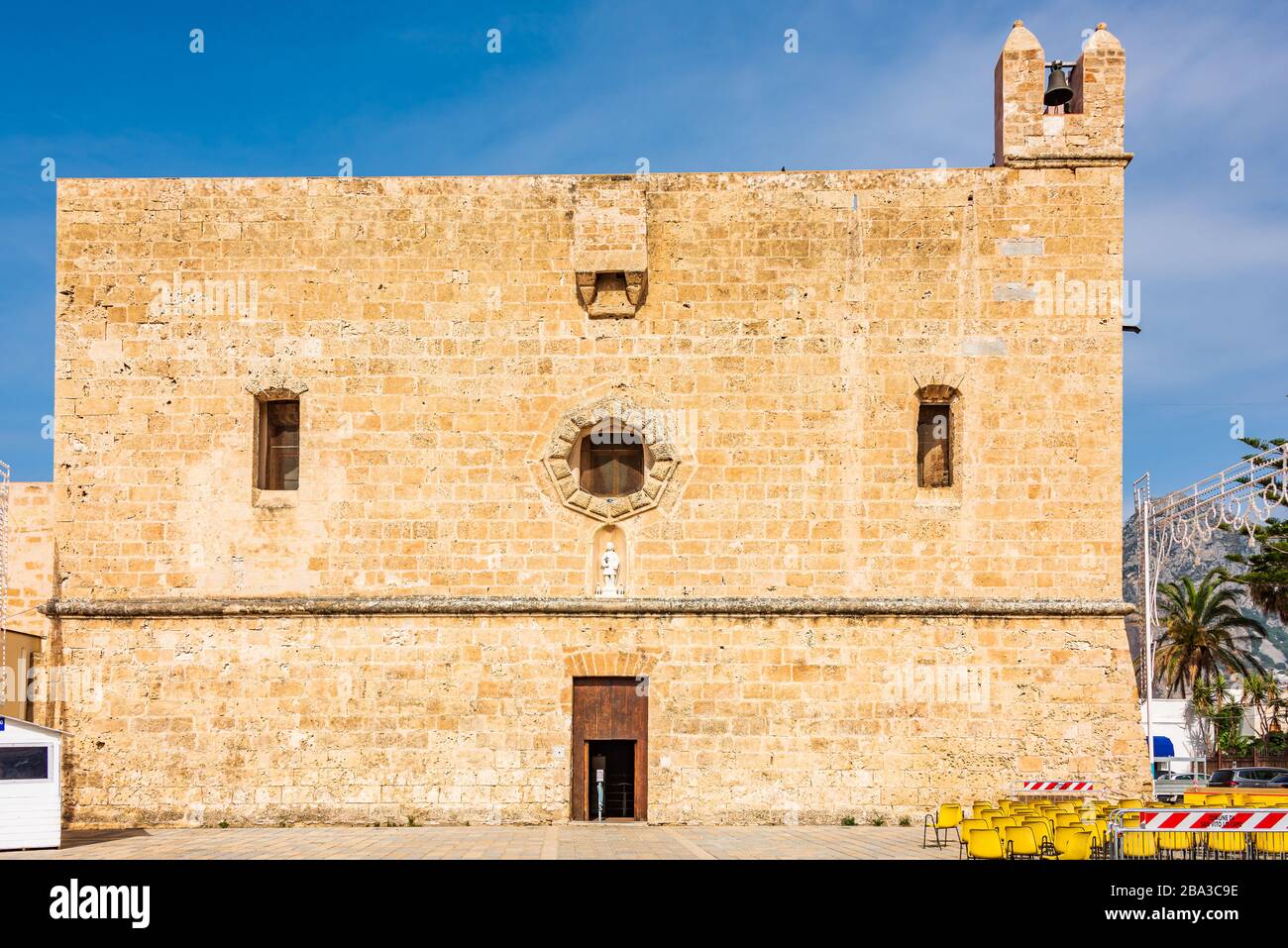 Église ancienne dans le village sicilien de San Vito Lo Capo Banque D'Images