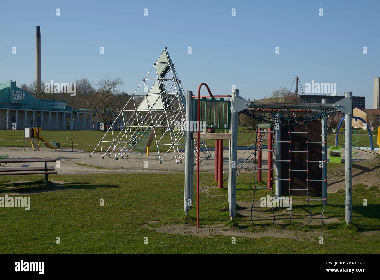 Aire de jeux déserte en raison de l'épidémie de virus Corona. Highfield's, Park, Nottingham. Banque D'Images