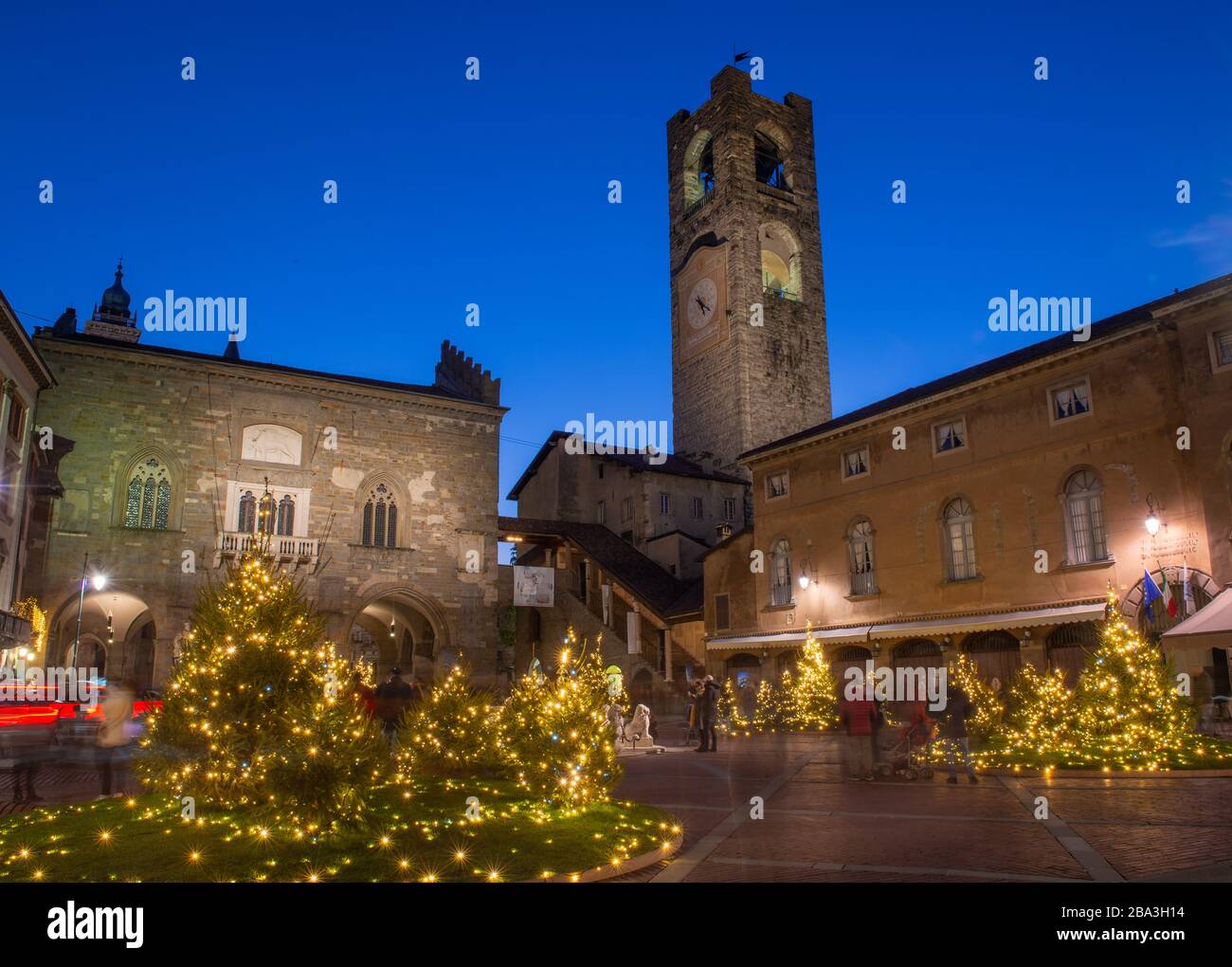 Bergame Italie 27 décembre 2019: Ancienne place avec décorations de Noël illuminées pour les vacances Banque D'Images