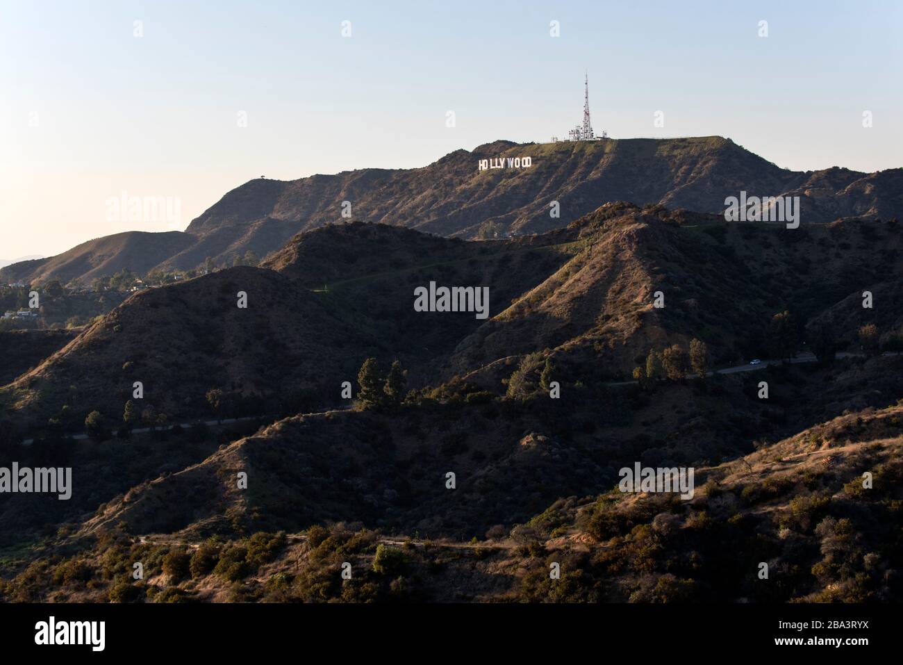 LOS ANGELES, CA/USA - 6 FÉVRIER 2020: Une vue spectaculaire du panneau hollywoodien sur les montagnes de l'Observatoire Griffith Banque D'Images