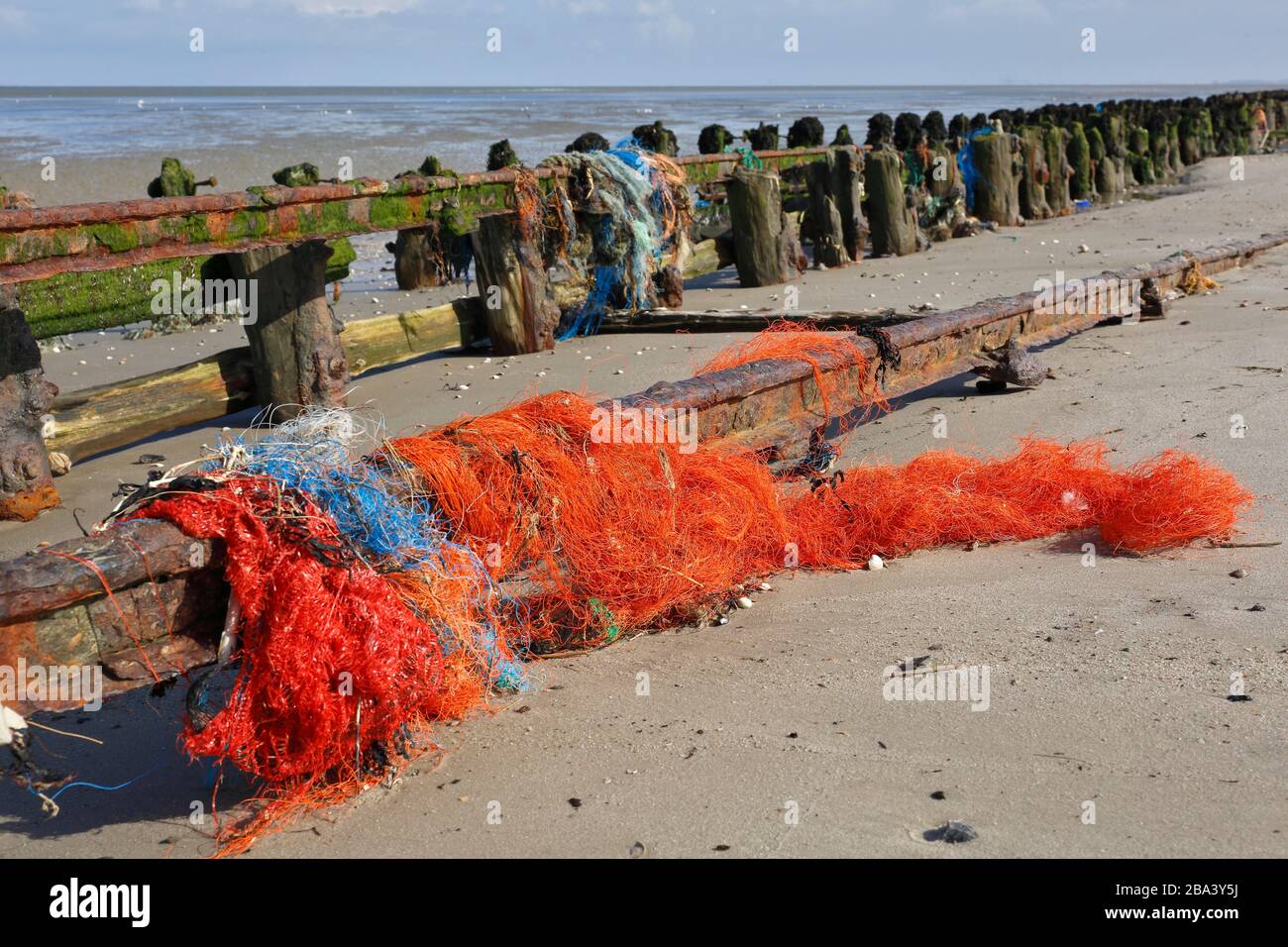Systèmes de pistes de sauvetage sur la centrale électrique Minsener OOG avec réseau résiduel, déchets marins, parc national de la mer des Wadden de Basse-Saxe, Basse-Saxe, Allemagne Banque D'Images