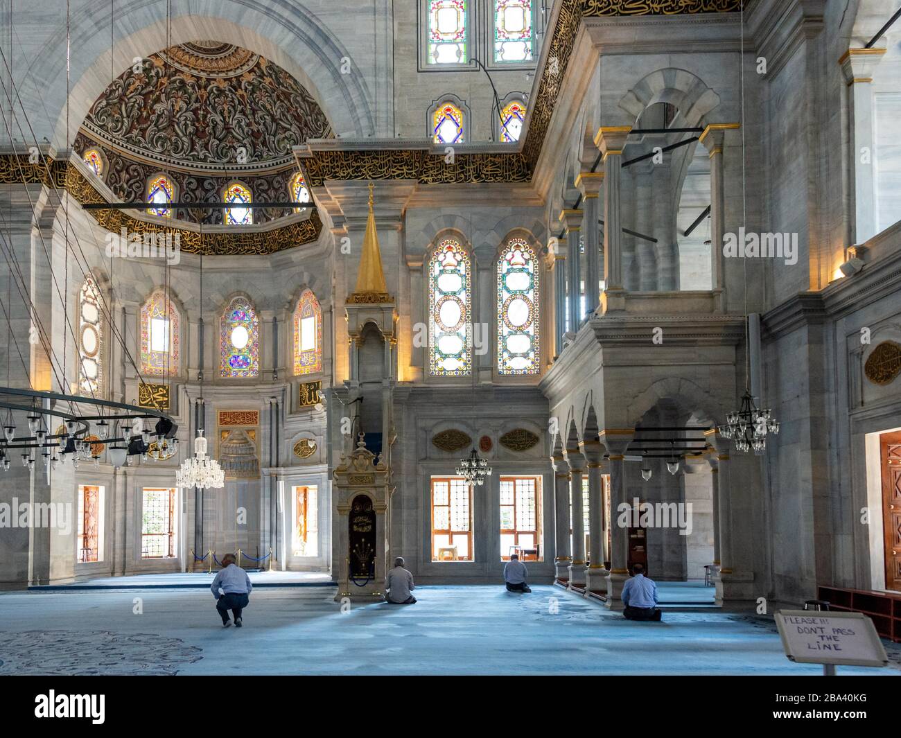 Les croyants prient à la Mosquée Nuruosmaniye, Istanbul, Turquie Banque D'Images