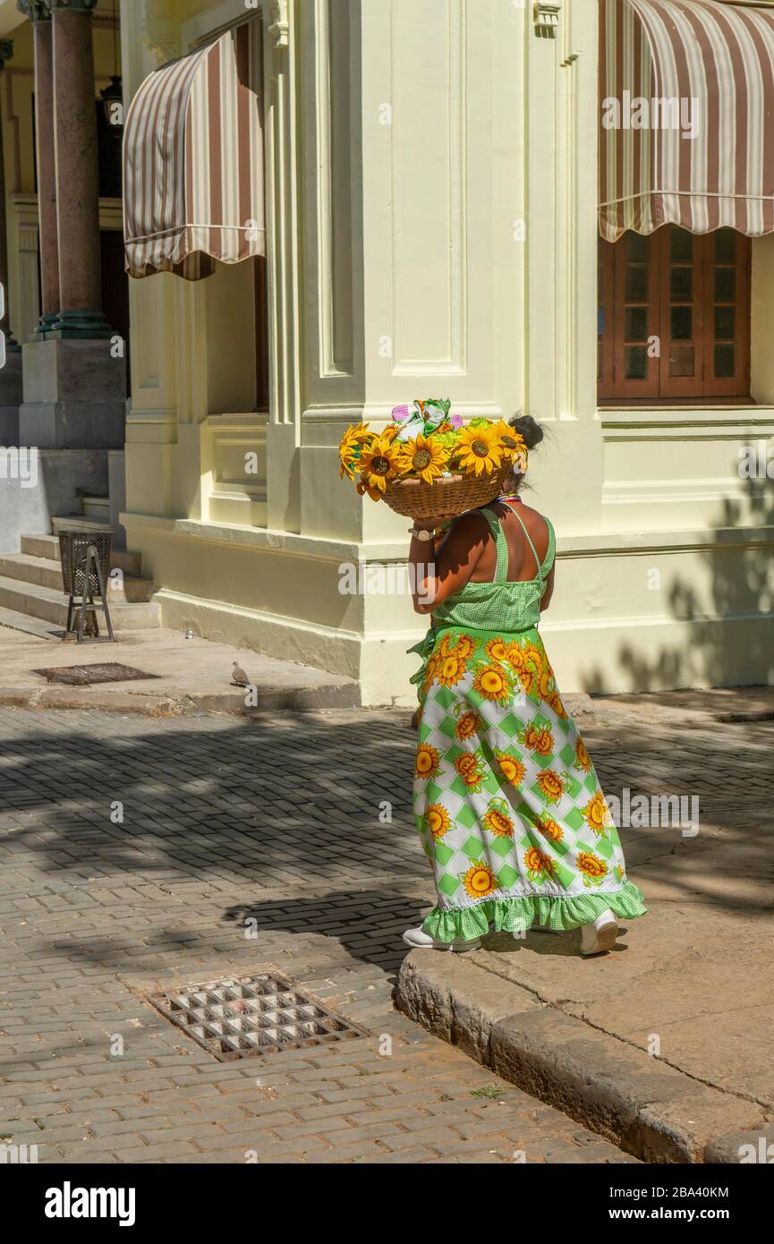 Femme vendant des fleurs fraîches dans la rue, Santiago de Cuba, Cuba Banque D'Images