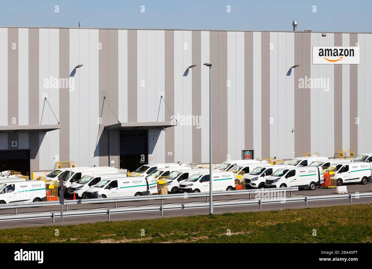 Centre logistique Amazon avec des fourgonnettes de la compagnie de livraison de colis Onway Logistics, Duisburg, région de Ruhr, Rhénanie-du-Nord-Westphalie, Allemagne Banque D'Images