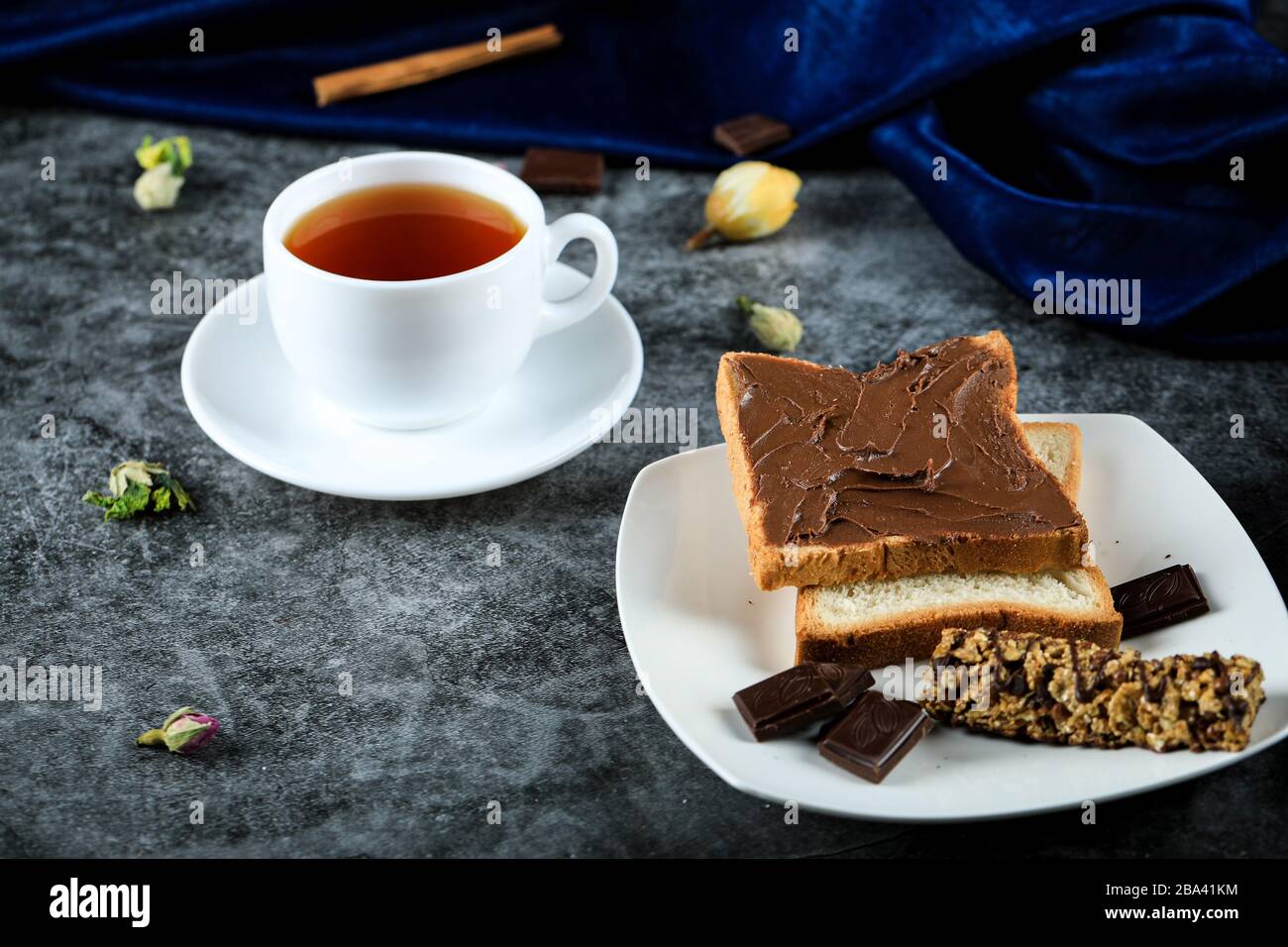 Toast à la crème au chocolat servi avec une tasse de thé Banque D'Images