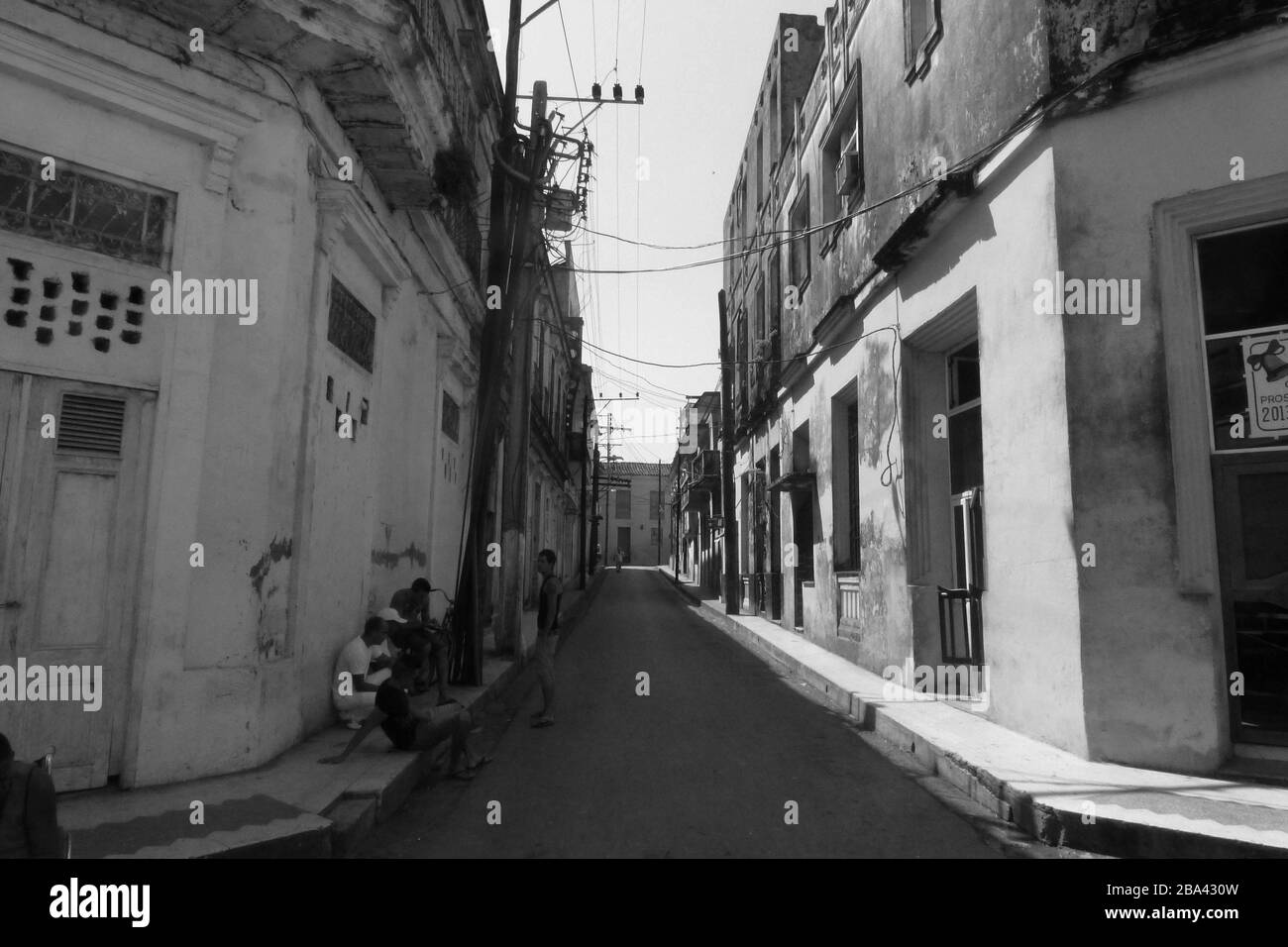 Personnes assises dans les vieilles rues de la Havane Cuba Banque D'Images