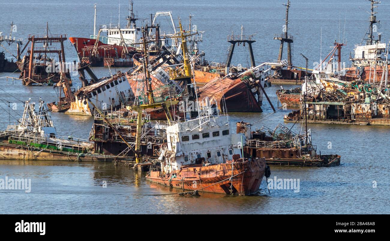 Navires de pêche abandonnés dans le port de Montevideo Ouraguay. Banque D'Images