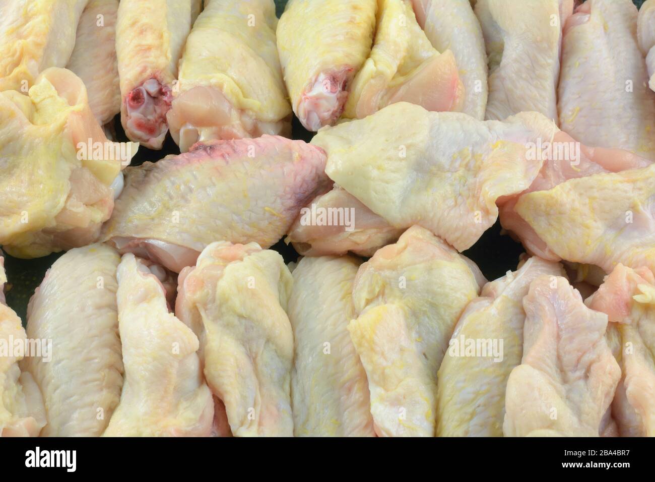 Gros plan de viande de poulet frais cru avec la peau Banque D'Images