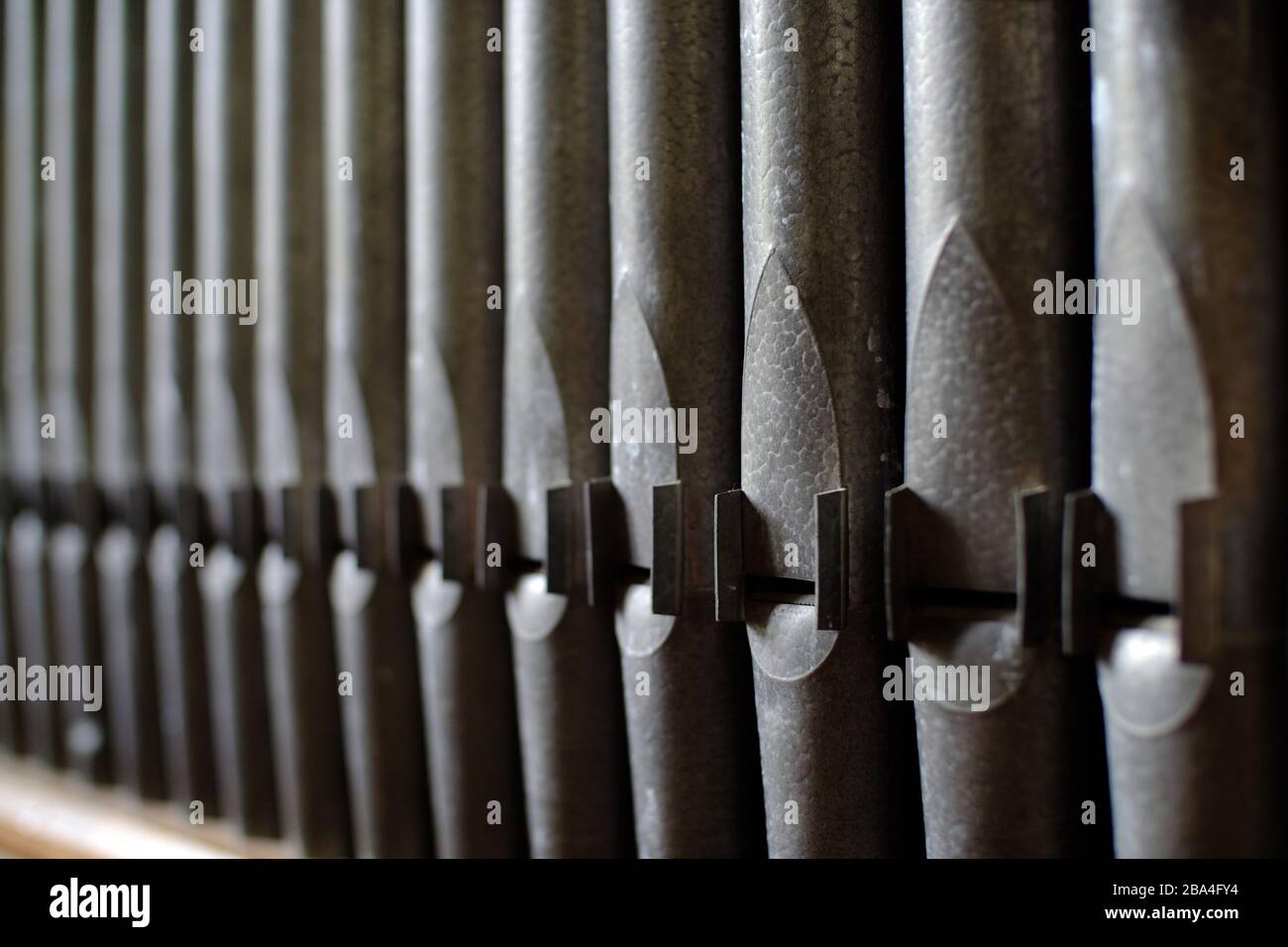Tuyaux d'organes d'un petit orgue d'église de village. Banque D'Images