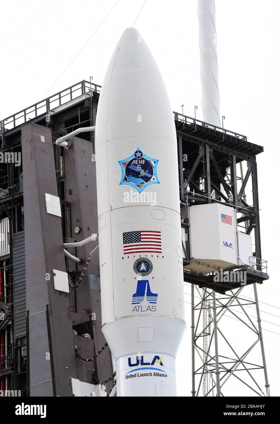 Cape Canaveral, États-Unis. 25 mars 2020. Le 25 mars 2020 - Cape Canaveral, Floride, États-Unis - une fusée Atlas V de l'Alliance de lancement des États-Unis avec un satellite de communications militaires à haute fréquence avancée (AEHF) pour une charge utile est vue le 25 mars 2020, La veille de son lancement prévu à la station aérienne de Cape Canaveral à Cape Canaveral, en Floride. Ce sera le premier lancement officiel de la nouvelle Force spatiale américaine. Crédit: Paul Hennessy/Alay Live News Banque D'Images