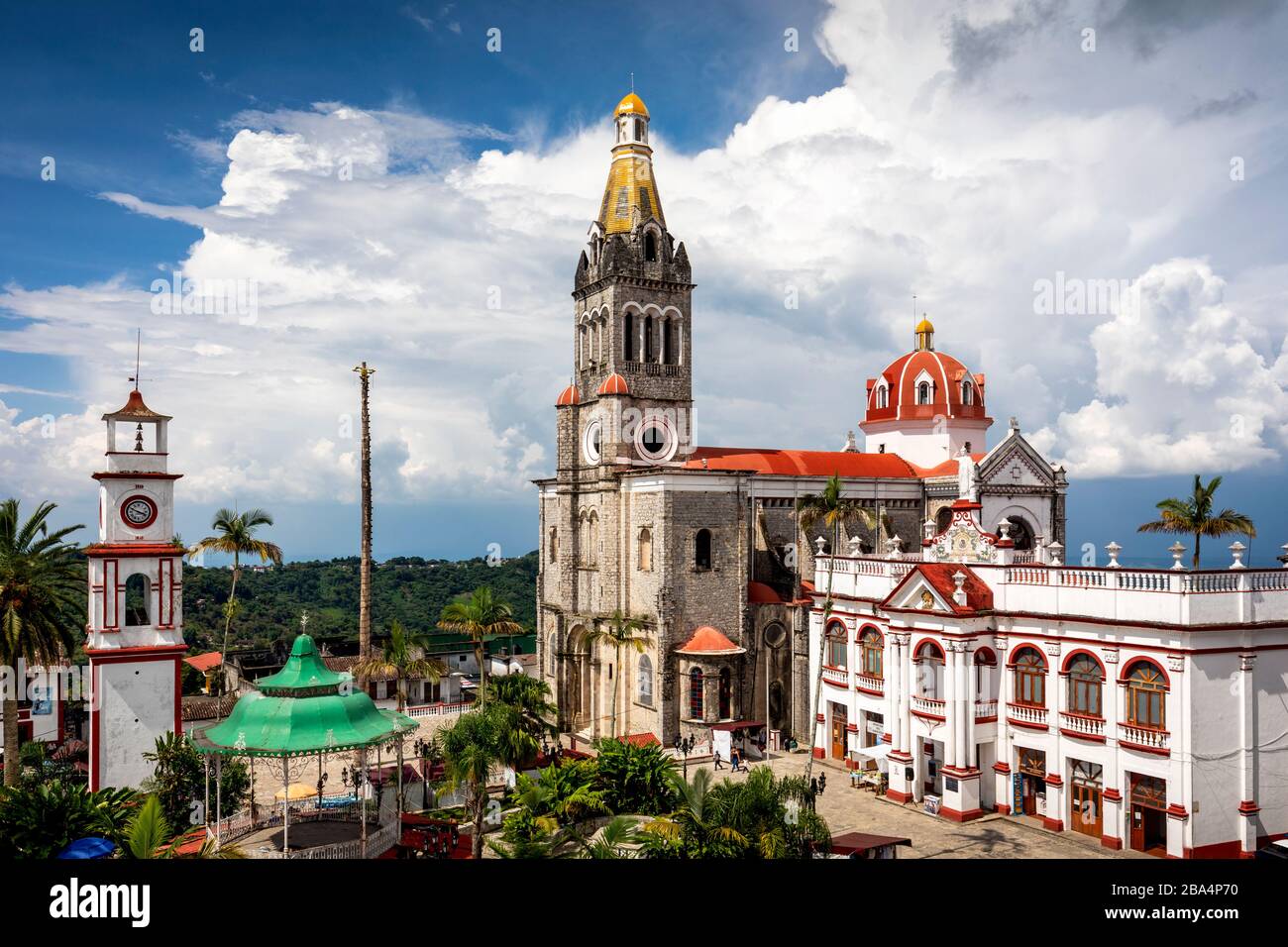 Cathédrale et plaza de Cuetzalan, Puebla, Mexique. Banque D'Images