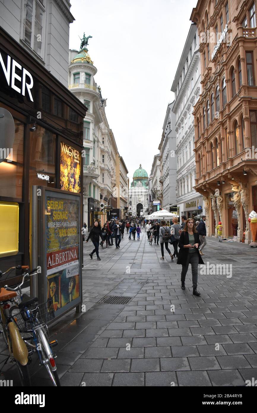 Paysage urbain des rues de Vienne. Il y a beaucoup de touristes dans la rue Banque D'Images