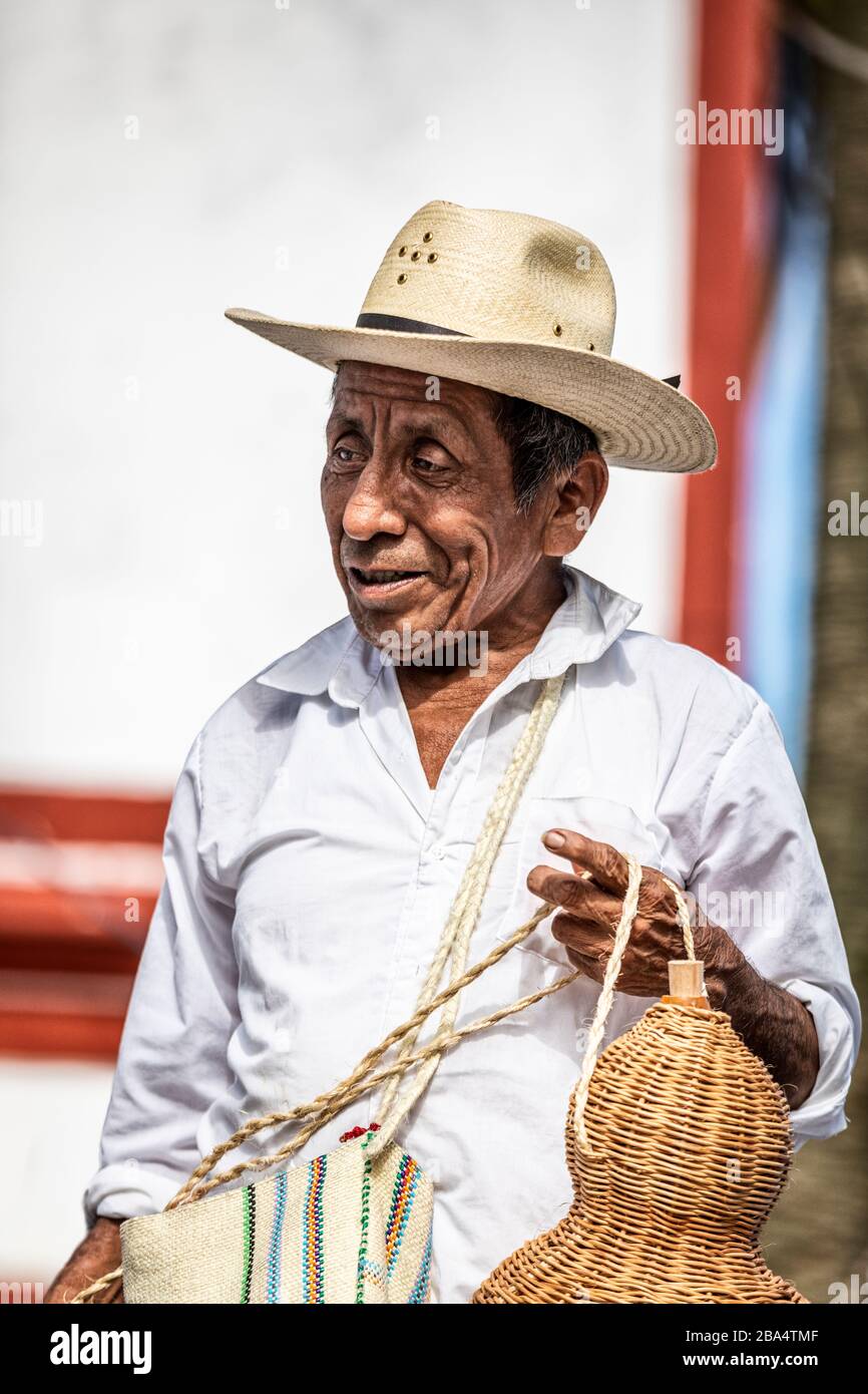 Un vendeur d'artisanat sur le marché libre de Cuetzalan, Puebla, Mexique. Banque D'Images