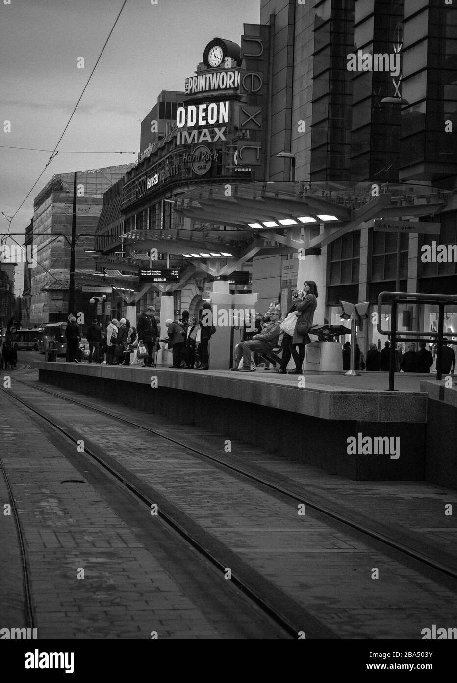 Bâtiments classiques avec bâtiments nouveaux ou modernes dans la même scène. Centre-ville de Manchester, les voyageurs du centre de Manchester se rendent à la nouvelle gare de tramways Banque D'Images