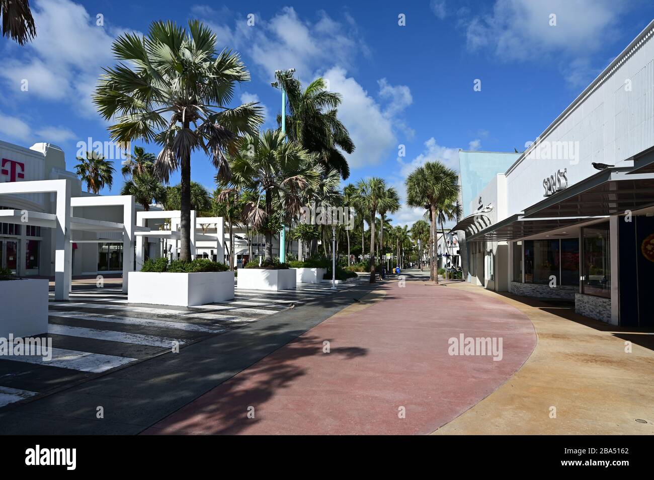 Miami Beach, Floride - 21 mars 2020 - le centre commercial de Lincoln Road est vide car les hôtels, les restaurants et la plage sont fermés à cause de la pandémie de coronavirus. Banque D'Images