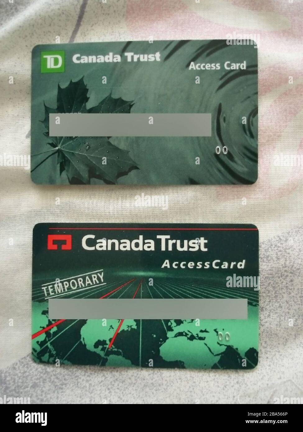 Français : la carte ci-dessus est la carte de débit actuelle émise par TD  Canada Trust. La carte ci-dessous est l'ancienne version d'une carte de  débit émise par Canada Trust avant