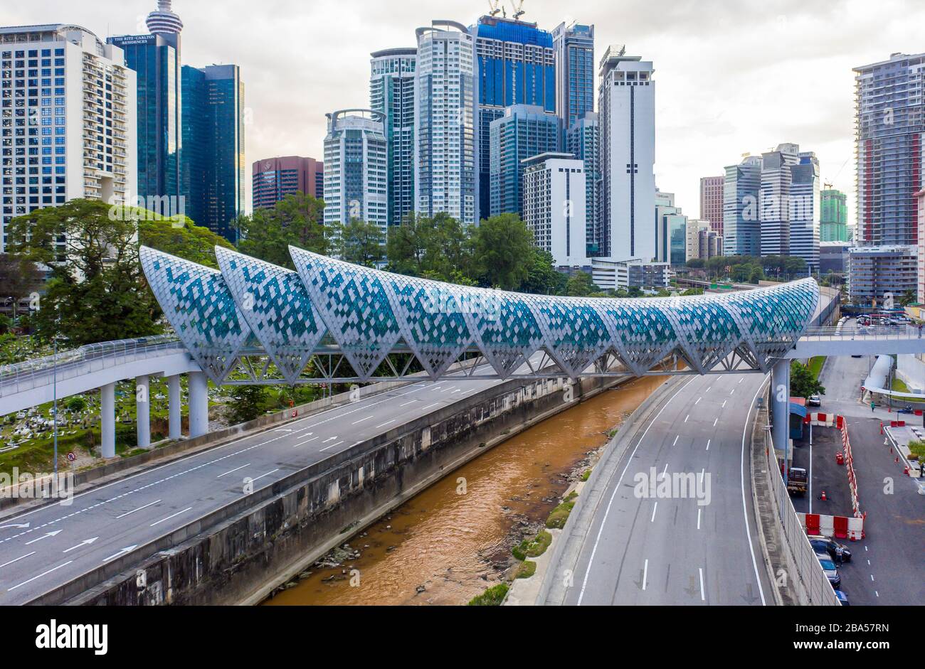 Kuala Lumpur, Malaisie - 22 février 2020 : vue aérienne d'un pont piéton récemment ouvert, Saloma Link reliant Kampung Baru à la route d'Ampang. Banque D'Images