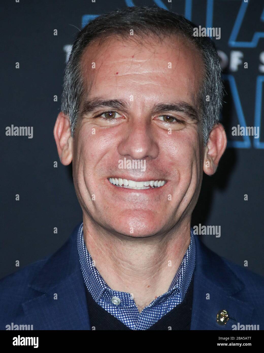 (DOSSIER) le maire de Los Angeles, Eric Garcetti, dit que sa ville sera en service pendant 2 mois au milieu de la pandémie de Coronavirus COVID-19. Le maire de Los Angeles, Eric Garcetti, met en garde contre la mort massive, condamne "le faux espoir" et nous dit que sa ville sera en position de verrouillage pendant 2 mois supplémentaires - et "être prêt pour plus longtemps". HOLLYWOOD, LOS ANGELES, CALIFORNIE, États-Unis - 16 DÉCEMBRE: Le maire de Los Angeles Eric Garcetti arrive à la première mondiale de Disney's 'Star Wars: The Rise of Skywalker' tenue au El Capitan Theatre le 16 décembre 2019 à Hollywood, Los Angeles, Californie, États-Unis. (Photo de Xavier Co Banque D'Images