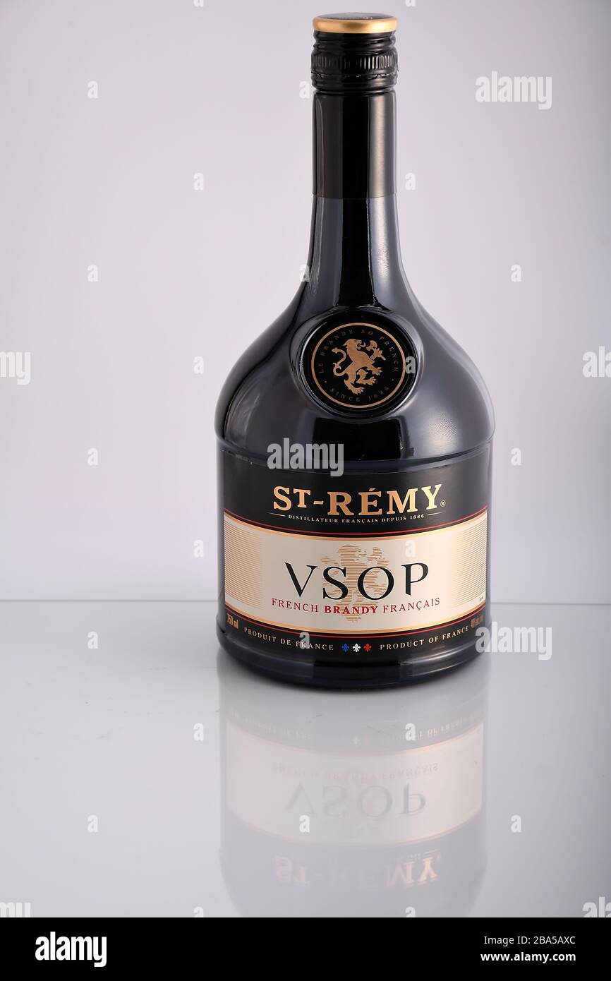 Studio tourné de 750 ml bouteille de ST Remy VSOP Brandy français avec  réflexion de fond blanc Photo Stock - Alamy