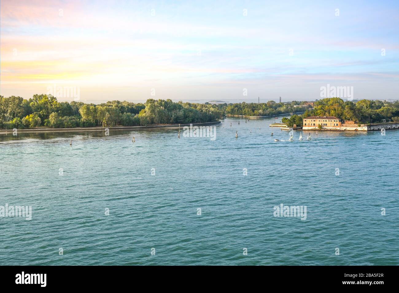 L'ancien fort, fort Sant' Andrea, sur la Vignole, l'une des îles extérieures dans le lagon de Venise Italie alors que le soleil descend. Banque D'Images