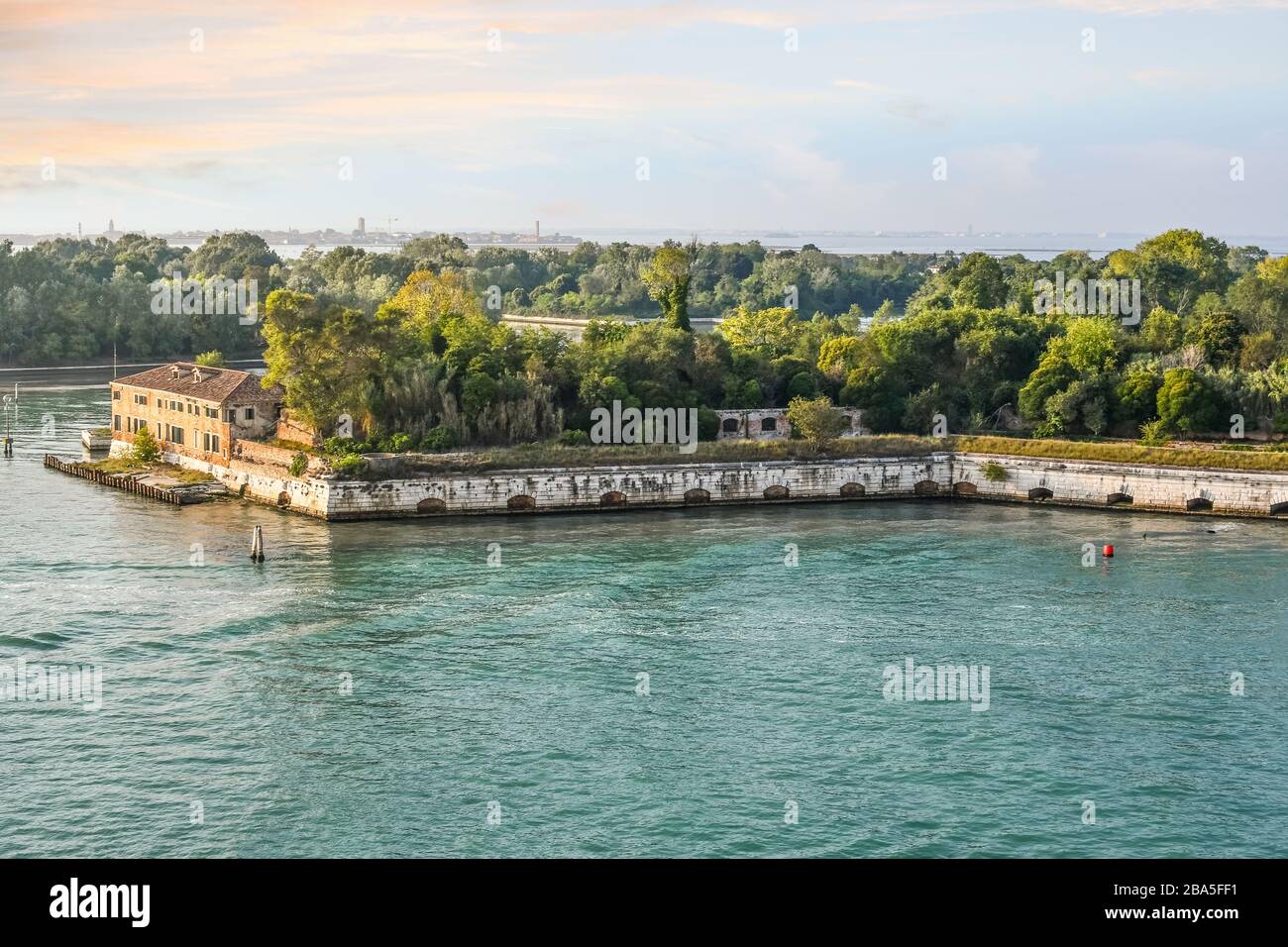 Le soleil commence à se coucher sur forte Sant'Andrea sur l'île du Vignole, dans les eaux au large de Venise, en Italie. Banque D'Images