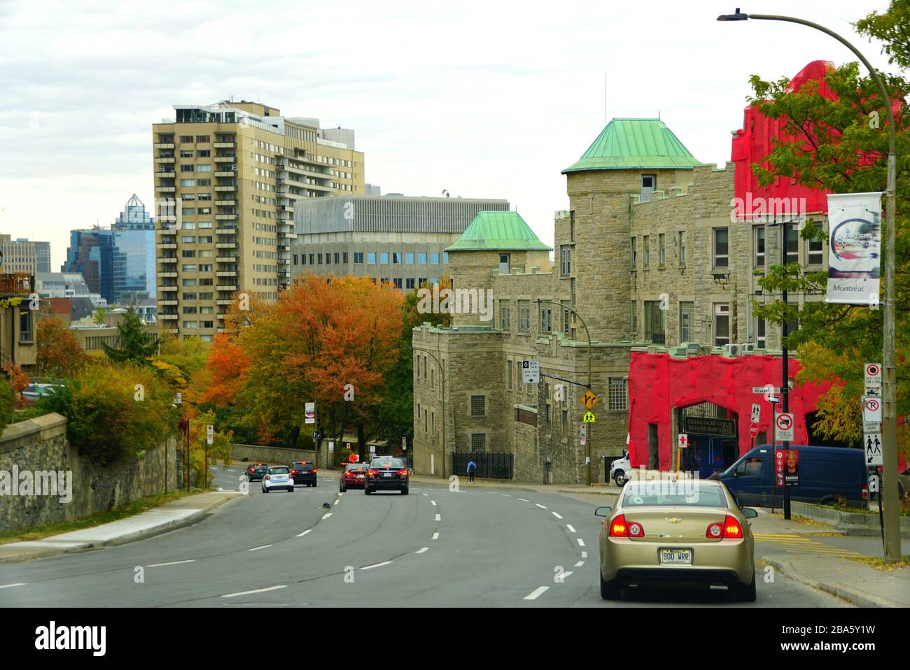 Montréal, Canada - le 27 octobre 2019 - la vue sur le trafic dans la ville qui donne sur les couleurs frappantes du feuillage d'automne Banque D'Images