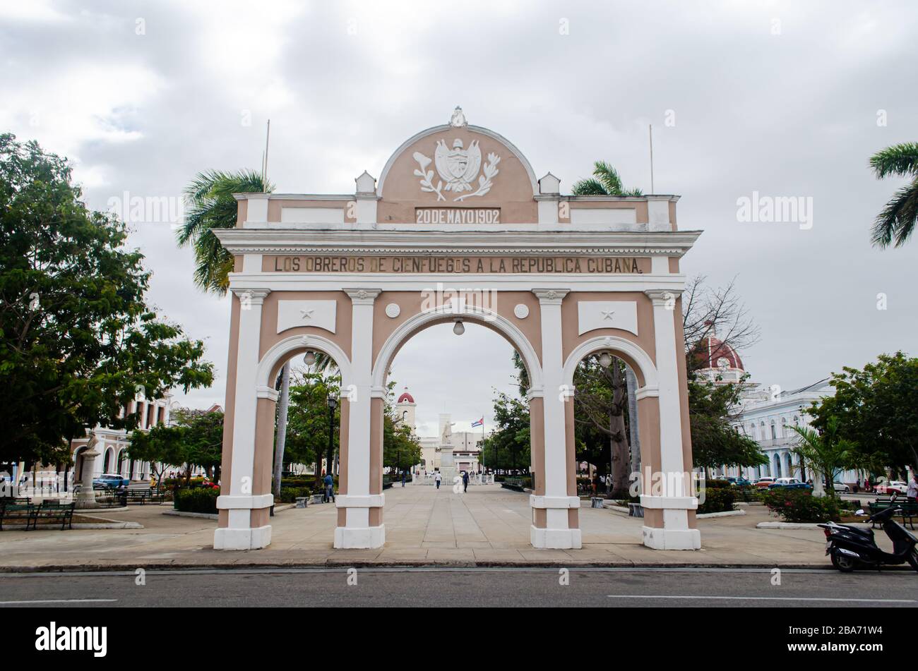 Scène dans les environs du parc Jose Marti dans la ville coloniale de Cienfuegos Banque D'Images