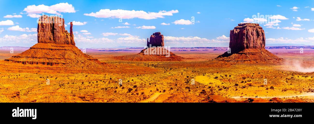 Vue panoramique sur les formations de grès de Mitten Buttes est et Ouest et Merrick Butte dans Monument Valley Navajo Tribal Park dans le sud de l'Utah, Uni Banque D'Images