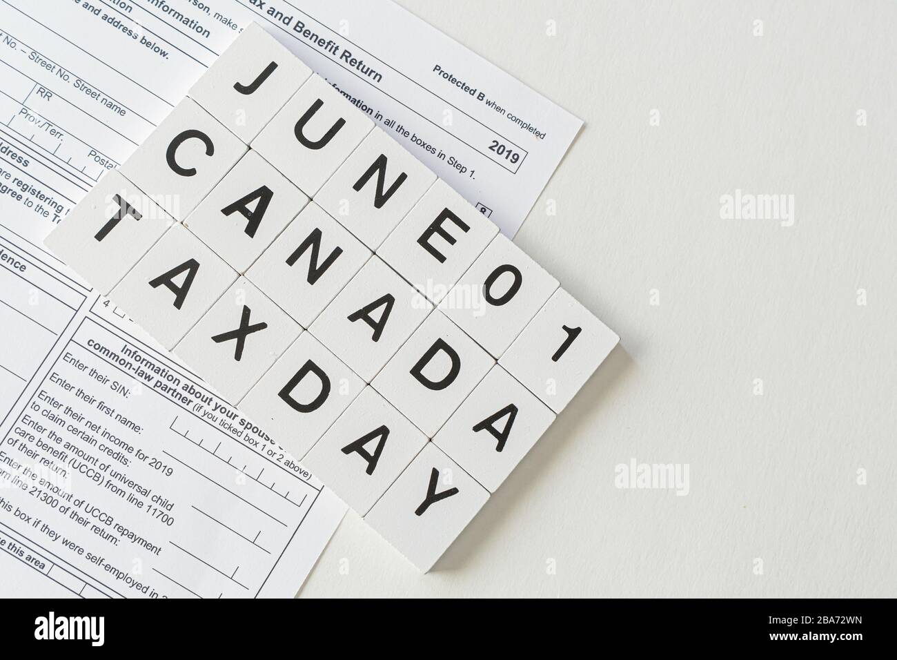 Journée canadienne de l'impôt révisée le 1er juin du 30 avril pour aider les contribuables durant la pandémie de virus Covid 19 de Corona - lettre Tiles Banque D'Images