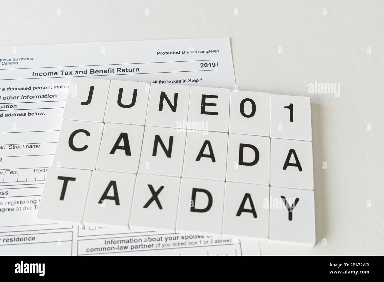 Journée canadienne de l'impôt révisée le 1er juin du 30 avril pour aider les contribuables durant la pandémie de virus Covid 19 de Corona - lettre Tiles Banque D'Images