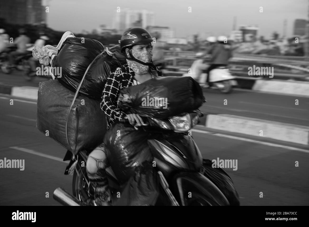 Homme masqué sur moto Banque D'Images