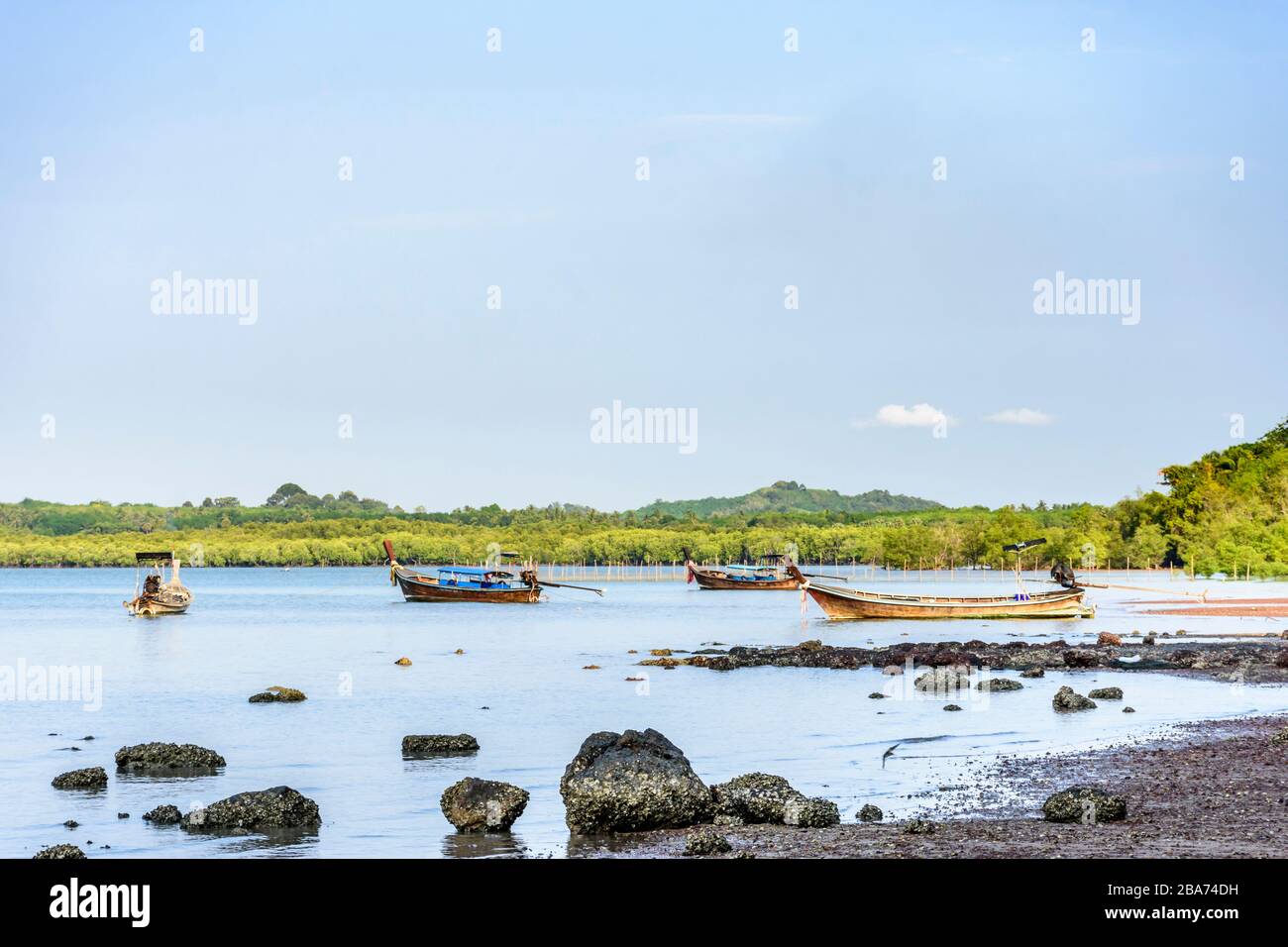 Bateaux à queue longue à marée basse sur l'île de Ko Yao Noi près de Phuket dans le sud de la Thaïlande Banque D'Images